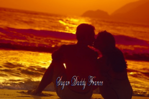 jeune fille avec un homme assis sur la plage avec kiss