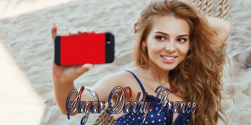 jeune fille prenant un selfie à la plage