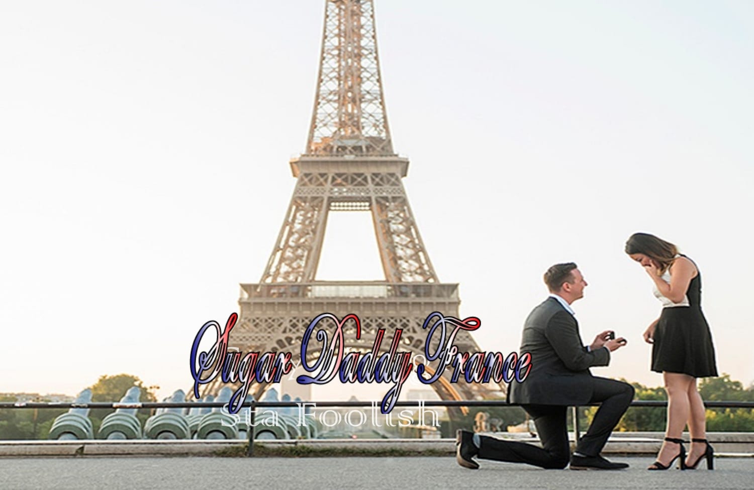 Un homme demande la main aux filles devant la Tour Eiffel à Paris